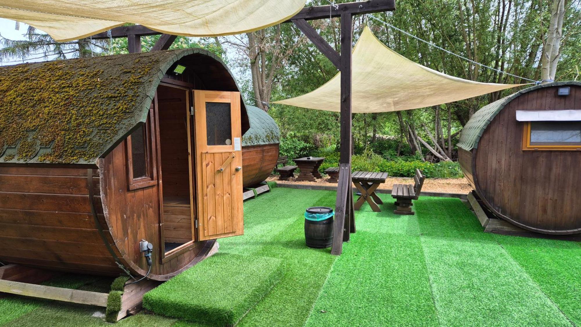 Mini Hotel Uebernachten Im Gurkenfass لوبنو المظهر الخارجي الصورة