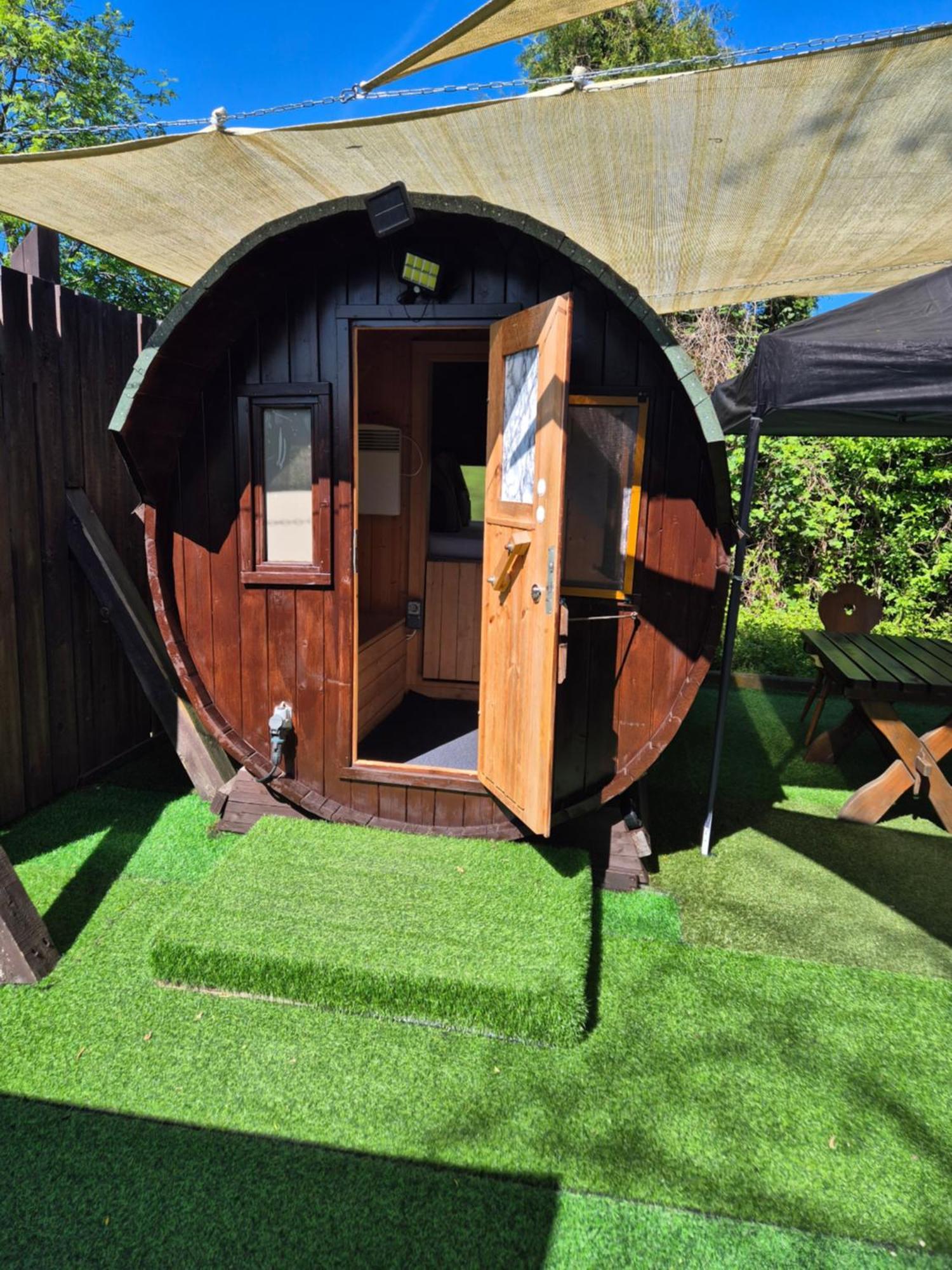 Mini Hotel Uebernachten Im Gurkenfass لوبنو المظهر الخارجي الصورة